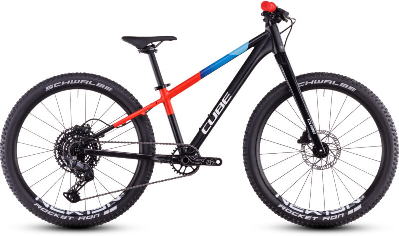Bicicleta Cube Reaction 240 Pro black´n´blue´n´red 2026